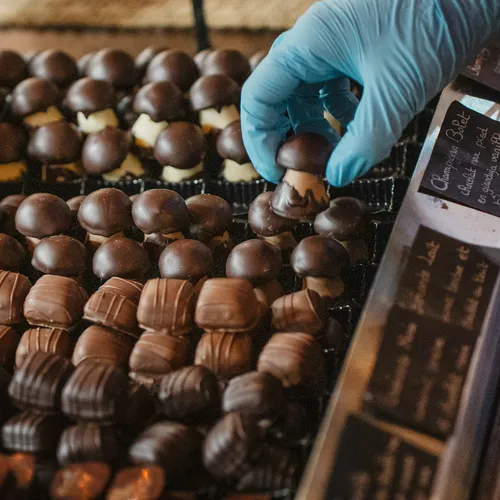 Chocolatier komponujący ręcznie robione praliny